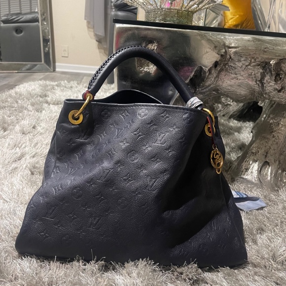 Louis Vuitton - Picture 3 of 4